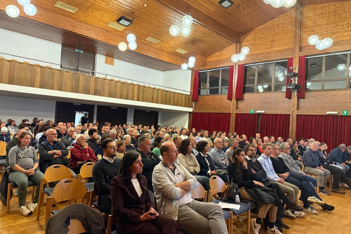 WhatsApp Image 2025-10-15 at 09.33.45 WhatsApp Image 2025-10-15 at 09.33.45